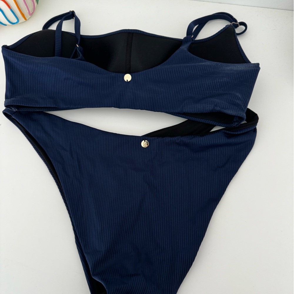 Victoria Secret bikini - Picture 2 of 6